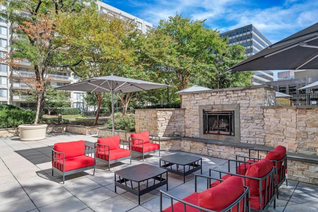 Modern Apartment At Crystal City Arlington Exterior foto