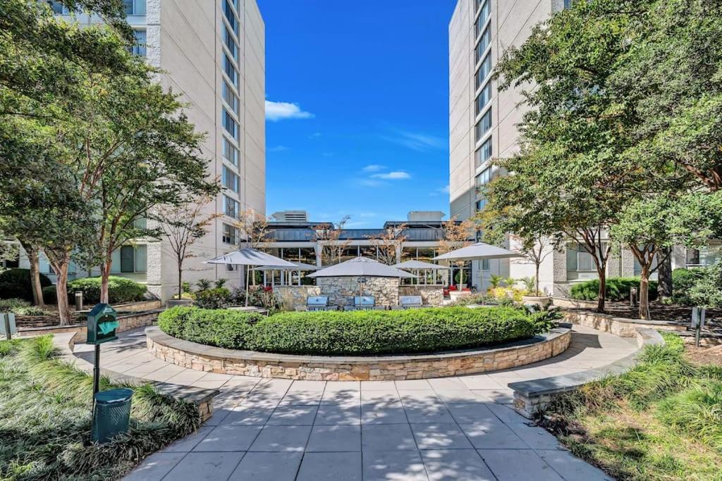 Modern Apartment At Crystal City Arlington Exterior foto