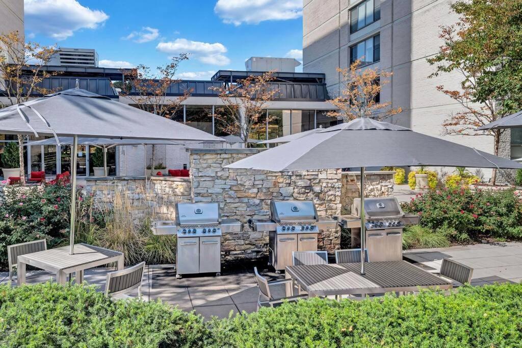 Modern Apartment At Crystal City Arlington Exterior foto