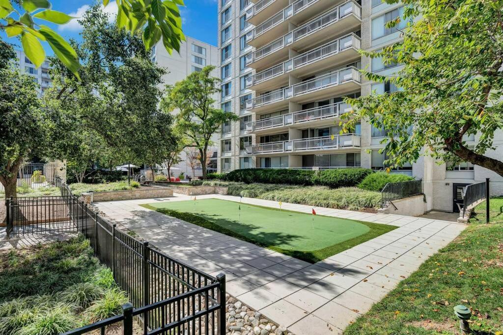 Modern Apartment At Crystal City Arlington Exterior foto