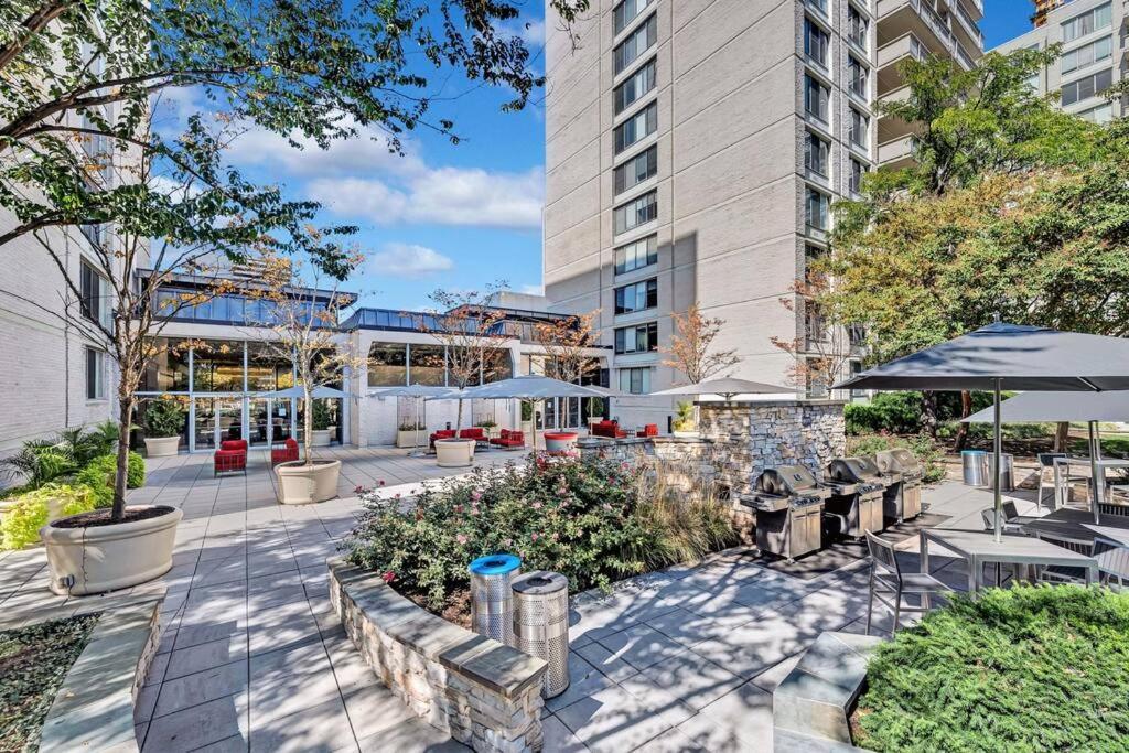 Modern Apartment At Crystal City Arlington Exterior foto